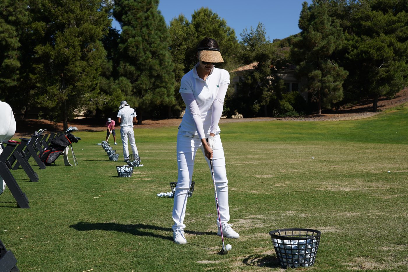 练习场上准备击球的真实照片 / Preparing a shot on the driving range