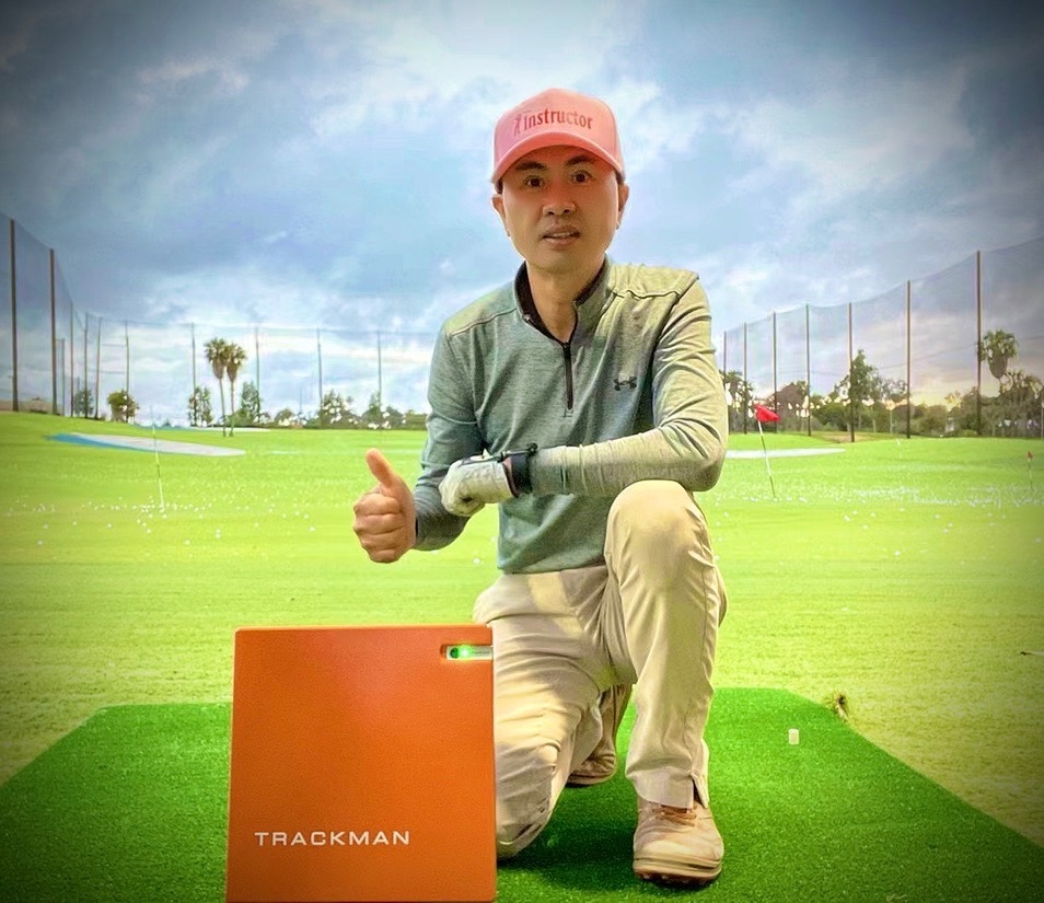 Thomas Zheng 与 TrackMan 设备在练习场 / Thomas Zheng with TrackMan on the driving range